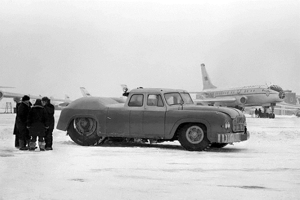 Историята на руския мегаседан, който тегли самолети Историята на руския мегаседан, който тегли самолети